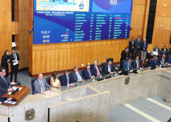 Assembleia Legislativa do Espírito Santo realiza sessão solene de abertura do ano legislativo nesta segunda (2), com presença do governador Renato Casagrande e autoridades estaduais.