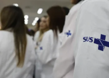 Resolução do MEC estabelece calendário único para residência médica no Brasil, com prazos de matrícula, início das atividades e regras para desistência e troca de especialidade.