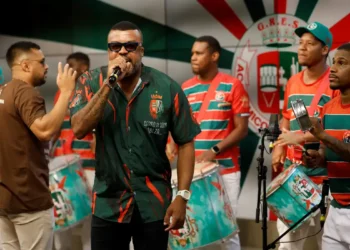 Grande Rio homenageia o movimento Manguebeat no carnaval 2026, unindo referências culturais de Recife e da Baixada Fluminense em um desfile que celebra diversidade musical e transformação social.