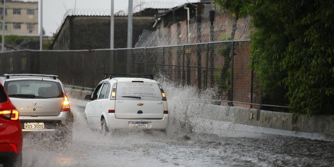 Municípios do RJ recebem 30 alertas extremos de chuva; risco muito alto de inundações e deslizamentos, segundo Bombeiros e Cemaden.