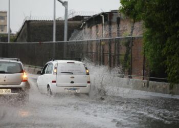 Municípios do RJ recebem 30 alertas extremos de chuva; risco muito alto de inundações e deslizamentos, segundo Bombeiros e Cemaden.