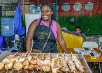 Mães ambulantes cobram da prefeitura pontos de apoio para crianças durante o carnaval do Rio; espaço atual funciona apenas à noite e é considerado insuficiente.