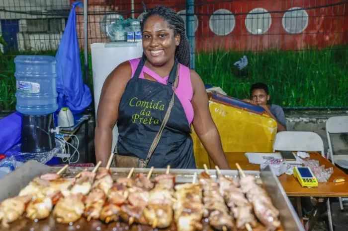 Mães ambulantes cobram da prefeitura pontos de apoio para crianças durante o carnaval do Rio; espaço atual funciona apenas à noite e é considerado insuficiente.