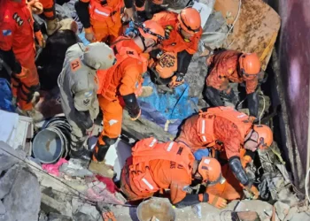 Prédio de quatro andares desaba no bairro do Maracanã, no Rio de Janeiro, e mata uma mulher. Bombeiros resgataram oito pessoas com vida, incluindo uma criança.