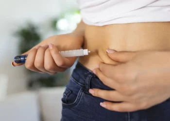 Anvisa emite alerta sobre risco de pancreatite ligado às canetas emagrecedoras e orienta uso exclusivo com prescrição médica e acompanhamento profissional.