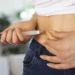 Anvisa emite alerta sobre risco de pancreatite ligado às canetas emagrecedoras e orienta uso exclusivo com prescrição médica e acompanhamento profissional.