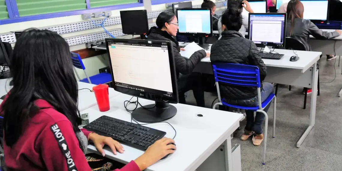 Decisão da Anatel autoriza operadoras a trocar R$ 29 milhões em multas por conectividade à internet para 118 unidades de universidades e institutos federais.