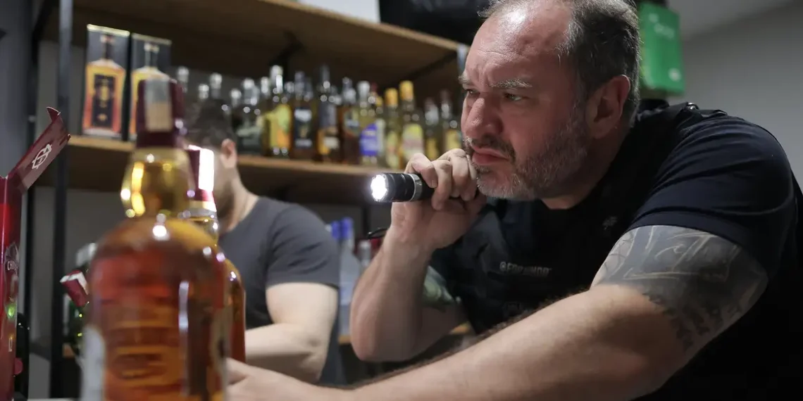 Após casos e mortes por intoxicação por metanol em 2025, estados reforçam alertas e fiscalização no Carnaval para evitar consumo de bebidas alcoólicas adulteradas.