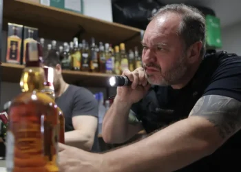 Após casos e mortes por intoxicação por metanol em 2025, estados reforçam alertas e fiscalização no Carnaval para evitar consumo de bebidas alcoólicas adulteradas.