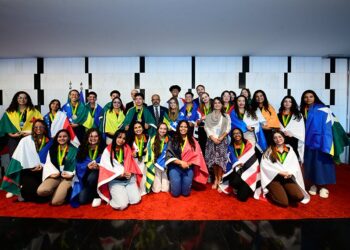 Programa Jovem Senador 2026 abre inscrições para alunos do ensino médio da rede pública. Concurso de redação tem como tema democracia nas redes sociais.