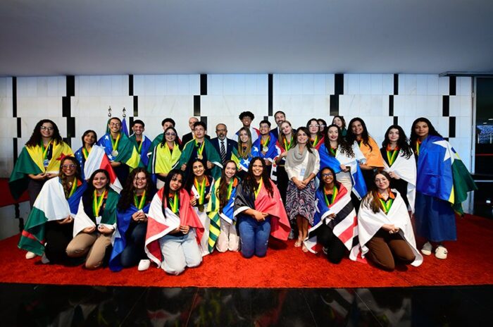 Programa Jovem Senador 2026 abre inscrições para alunos do ensino médio da rede pública. Concurso de redação tem como tema democracia nas redes sociais.