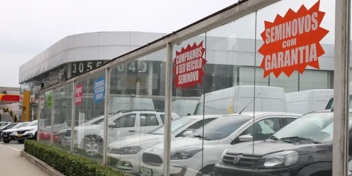 Produção de veículos recua 12% em janeiro e exportações caem 18,3%, segundo a Anfavea. Apesar disso, carros eletrificados atingem participação recorde nas vendas do setor.