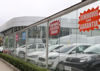 Produção de veículos recua 12% em janeiro e exportações caem 18,3%, segundo a Anfavea. Apesar disso, carros eletrificados atingem participação recorde nas vendas do setor.