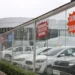 Produção de veículos recua 12% em janeiro e exportações caem 18,3%, segundo a Anfavea. Apesar disso, carros eletrificados atingem participação recorde nas vendas do setor.