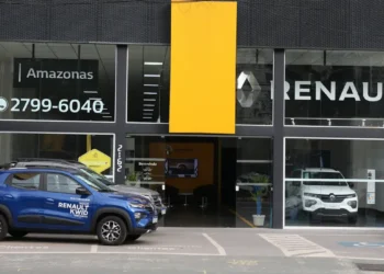 Vendas de veículos novos caem 0,38% em janeiro, mas mercado total cresce 7,42%, impulsionado pelas motocicletas. Setor mantém demanda mesmo com crédito caro.