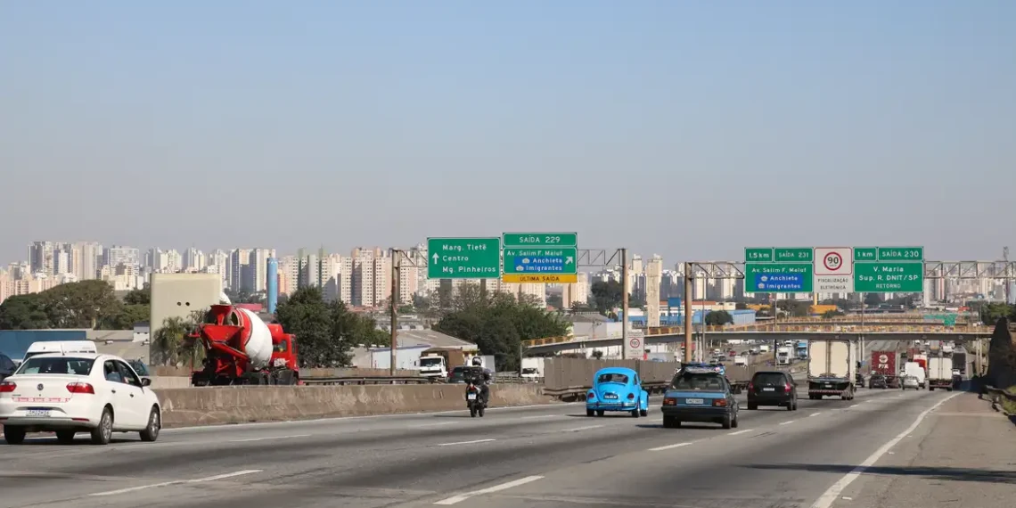 Roubos de veículos caem 41% em São Paulo em janeiro de 2026, atingindo menor nível em 26 anos, segundo dados da SSP.