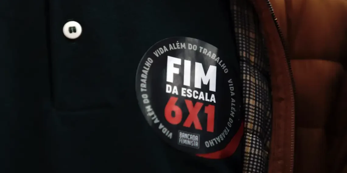Pesquisa nacional mostra que 73% dos brasileiros apoiam o fim da escala 6x1, desde que não haja redução de salário. Entenda os impactos e o andamento da proposta no Congresso.