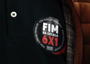 Pesquisa nacional mostra que 73% dos brasileiros apoiam o fim da escala 6x1, desde que não haja redução de salário. Entenda os impactos e o andamento da proposta no Congresso.