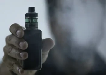 Anvisa e Ministério Público Federal assinam acordo para intensificar a fiscalização e combater o comércio ilegal de cigarros eletrônicos no país.
