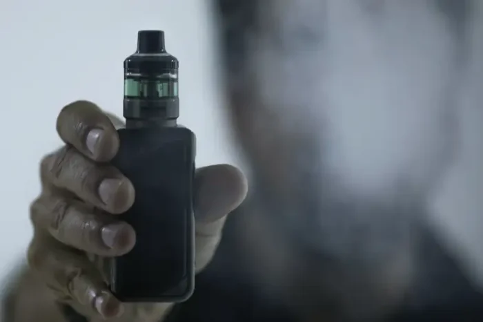Anvisa e Ministério Público Federal assinam acordo para intensificar a fiscalização e combater o comércio ilegal de cigarros eletrônicos no país.