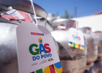 Lula sanciona a Lei do Gás do Povo, que garante gás de cozinha gratuito a famílias de baixa renda e torna permanente a política de combate à pobreza energética.