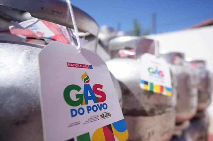 Lula sanciona a Lei do Gás do Povo, que garante gás de cozinha gratuito a famílias de baixa renda e torna permanente a política de combate à pobreza energética.