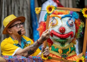 Turismo internacional deve movimentar US$ 185,7 milhões no Brasil durante o Carnaval 2026, com crescimento de quase 10% e alta de 21% na compra de passagens aéreas.