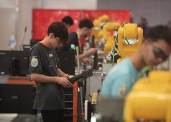 Empregos assalariados rendem até o dobro do trabalho autônomo ao longo do tempo, segundo estudo do Banco Mundial, que destaca o papel do capital humano e da qualificação profissional.