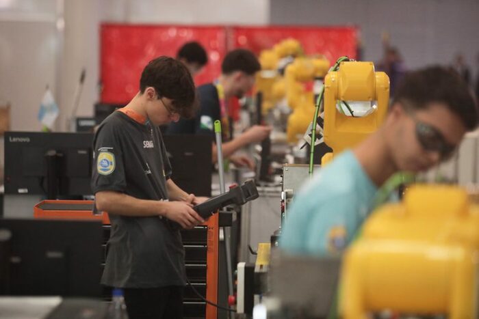 Empregos assalariados rendem até o dobro do trabalho autônomo ao longo do tempo, segundo estudo do Banco Mundial, que destaca o papel do capital humano e da qualificação profissional.