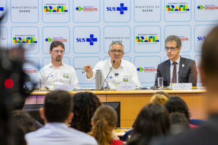 Ministério da Saúde anuncia 3 mil novas vagas de residência médica e a contratação de 900 especialistas para ampliar o atendimento no SUS e reduzir a falta de profissionais no país.