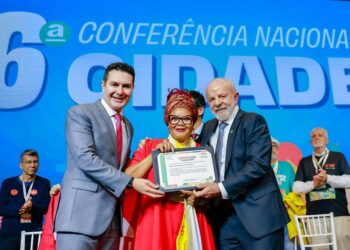 Lula destaca a importância da participação social na política urbana durante a 6ª Conferência Nacional das Cidades, anuncia meta de três milhões de moradias e reforça investimentos em prevenção climática.