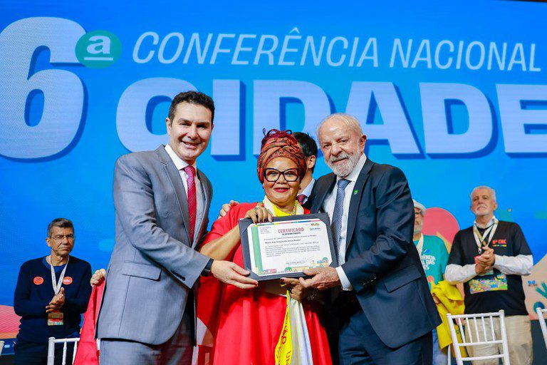 Lula destaca a importância da participação social na política urbana durante a 6ª Conferência Nacional das Cidades, anuncia meta de três milhões de moradias e reforça investimentos em prevenção climática.