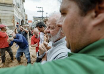 Lula vistoria municípios de Minas Gerais atingidos por chuvas, se reúne com prefeitos da Zona da Mata e acompanha ações federais que já somam R$ 11,3 milhões em apoio emergencial.