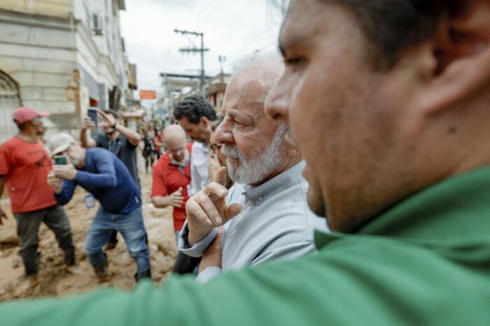 Lula vistoria municípios de Minas Gerais atingidos por chuvas, se reúne com prefeitos da Zona da Mata e acompanha ações federais que já somam R$ 11,3 milhões em apoio emergencial.