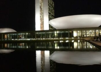 Câmara dos Deputados aprova projeto que reorganiza carreiras, cria cargos e fortalece a administração pública federal; texto segue para análise do Senado.