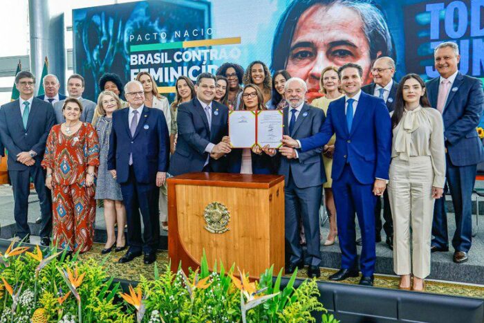 Presidente Lula afirma que combater o feminicídio é responsabilidade de toda a sociedade, especialmente dos homens, durante lançamento do Pacto Nacional Brasil contra o Feminicídio.