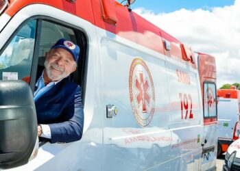 Presidente Lula anuncia R$ 815 milhões do Novo PAC Saúde para transporte de pacientes do SUS, novos tomógrafos e equipamentos hospitalares, ampliando cirurgias e atendimentos no Brasil.