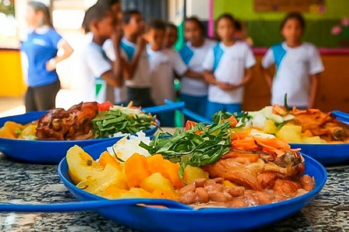 Sem reajuste entre 2017 e 2022, merenda escolar perdeu poder de compra, diz presidenta do FNDE. Novo aumento de 14,35% eleva investimentos e fortalece a qualidade da alimentação para milhões de estudantes.