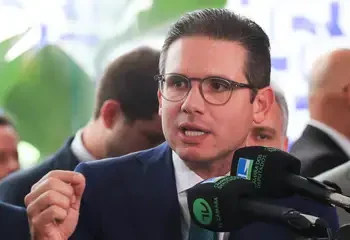 Presidente da Câmara, Hugo Motta, afirma que o fim da escala 6x1 pode ser votado em maio. Propostas sobre jornada de trabalho estão entre as prioridades do Congresso.