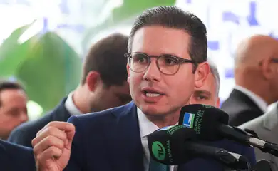 Presidente da Câmara, Hugo Motta, afirma que o fim da escala 6x1 pode ser votado em maio. Propostas sobre jornada de trabalho estão entre as prioridades do Congresso.