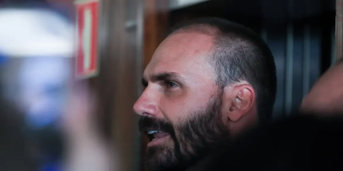 Supremo Tribunal Federal abre ação penal contra Eduardo Bolsonaro por coação no curso do processo. Caso será analisado pela Primeira Turma do STF.