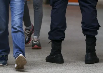 Justiça determina suspensão das regras das escolas cívico-militares de São Paulo por possível discriminação e irregularidades legais. Governo estadual defende o programa.