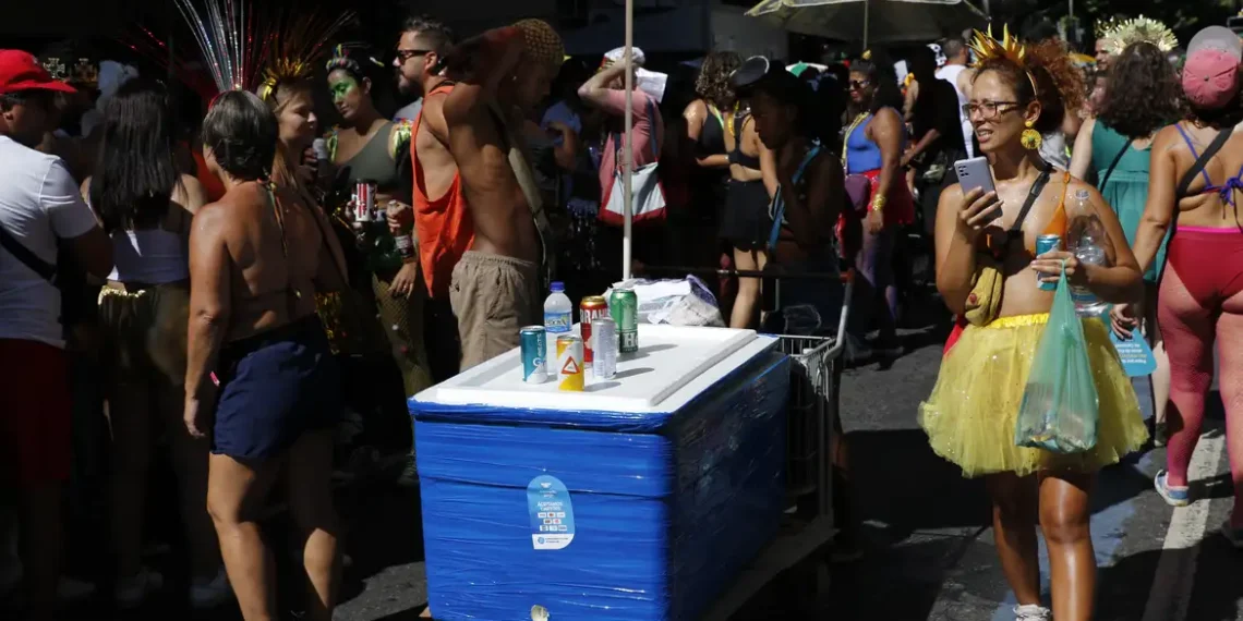 Especialistas alertam para golpes financeiros no Carnaval, como troca de cartões e falsos ingressos, e orientam foliões sobre como se proteger.