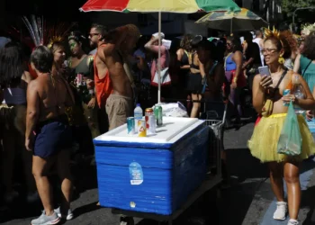 Especialistas alertam para golpes financeiros no Carnaval, como troca de cartões e falsos ingressos, e orientam foliões sobre como se proteger.
