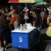 Especialistas alertam para golpes financeiros no Carnaval, como troca de cartões e falsos ingressos, e orientam foliões sobre como se proteger.