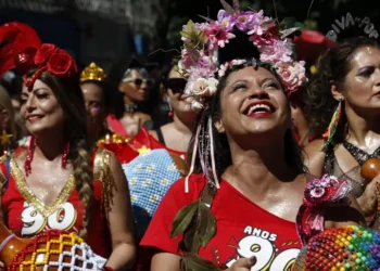 Carnaval fortalece vínculos sociais e expressa diversidade cultural e espiritual no Brasil, afirma a teóloga Ana Beatriz Dias em entrevista à Agência Brasil.