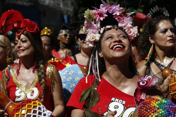 Carnaval fortalece vínculos sociais e expressa diversidade cultural e espiritual no Brasil, afirma a teóloga Ana Beatriz Dias em entrevista à Agência Brasil.