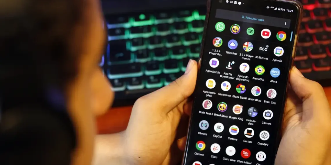 Governo federal recua e derruba aumento de imposto sobre smartphones e eletrônicos; Camex zera tarifa para 105 itens e restabelece alíquotas anteriores.