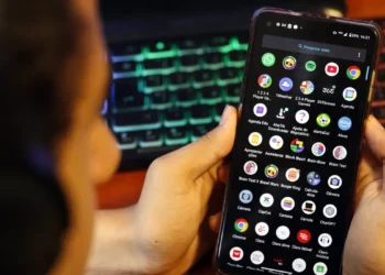 Governo federal recua e derruba aumento de imposto sobre smartphones e eletrônicos; Camex zera tarifa para 105 itens e restabelece alíquotas anteriores.