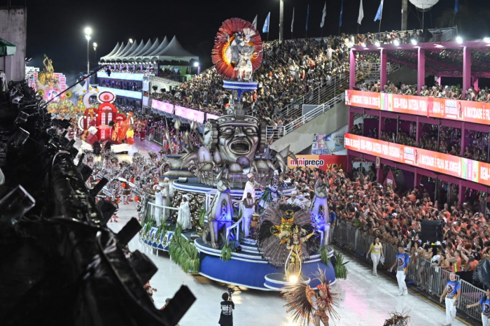 Carnaval de Vitória 2026 movimenta mais de R$ 45 milhões, gera 6 mil empregos e consolida a cidade como referência nacional em organização e cultura.